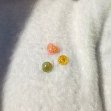 Charger l'image dans la galerie, TRIO PIN'S CAZUELA — Immortelle rose, primevère jaune, aventurine verte & or