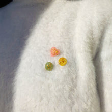 Charger l'image dans la galerie, TRIO PIN'S CAZUELA — Immortelle rose, primevère jaune, aventurine verte & or