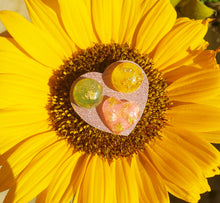 Charger l'image dans la galerie, TRIO PIN'S CAZUELA — Immortelle rose, primevère jaune, aventurine verte & or